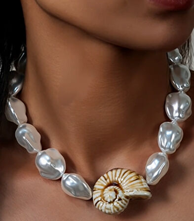 Kadın Beyaz İri İnci Detaylı Kolye – Deniz Kabuğu Uçlu 35+8 cm Tasarım