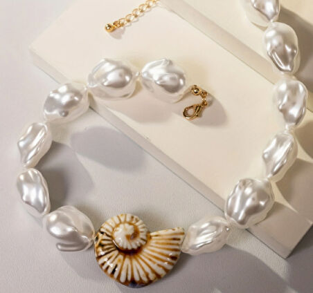 Kadın Beyaz İri İnci Detaylı Kolye – Deniz Kabuğu Uçlu 35+8 cm Tasarım