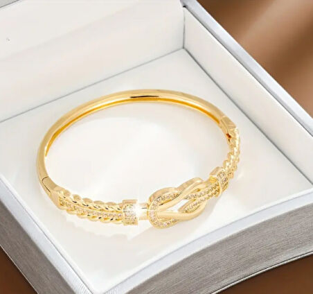 Kadın Gold Renk Taş Detaylı Örgü Form Bileklik – 5.5 cm Zarif Tasarım