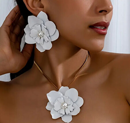 İnci Detaylı Beyaz Çiçek Takı Seti – Kolye ve Küpe Kombini