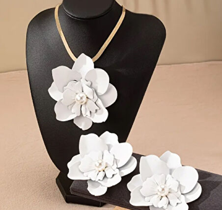 İnci Detaylı Beyaz Çiçek Takı Seti – Kolye ve Küpe Kombini