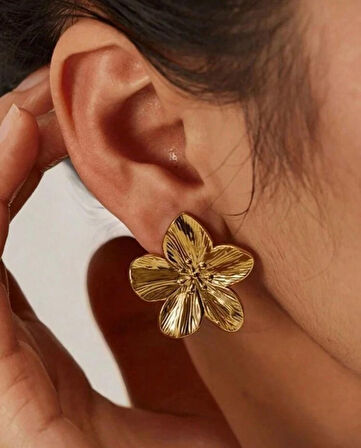 Kadın Gold Renkli Tek Çiçek Formlu Çivi Küpe – Parlak ve Zarif Tasarım