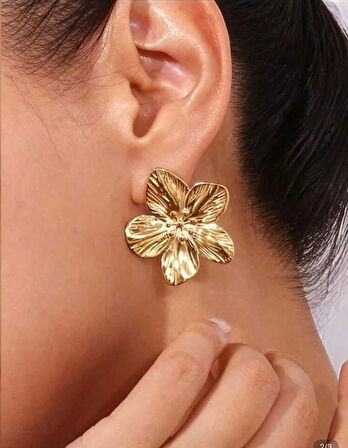 Kadın Gold Renkli Tek Çiçek Formlu Çivi Küpe – Parlak ve Zarif Tasarım