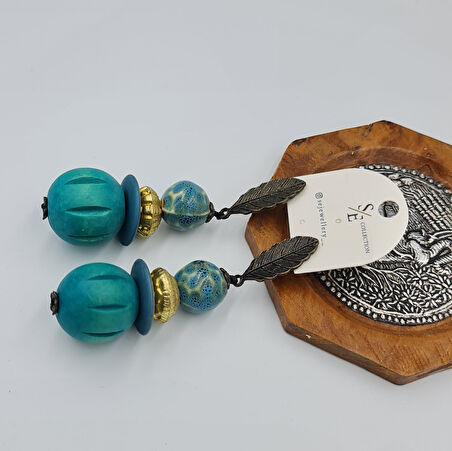 Bohem Ahşap Sallantılı Küpe – Yaprak Detaylı,Turkuaz Renkli (8,5 x 2,3 cm)