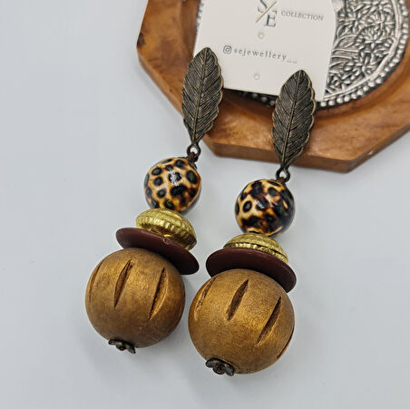 Bohem Ahşap Sallantılı Küpe – Yaprak Detaylı, Desenli Boncuklu (8,5 x 2,3 cm)