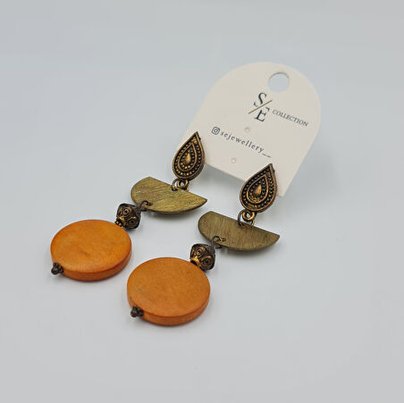 Etnik Detaylı Sallantılı Küpe – Bohem Stil, Ahşap ve Antik Metal Bileşenli (6,5 x 2,1 cm)