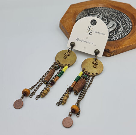 Etnik Zincir Detaylı Sallantılı Küpe – Bohem Rasta Boncuklu, Ahşap ve Metal Karışımı (9 x 2 cm)