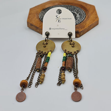 Etnik Zincir Detaylı Sallantılı Küpe – Bohem Rasta Boncuklu, Ahşap ve Metal Karışımı (9 x 2 cm)