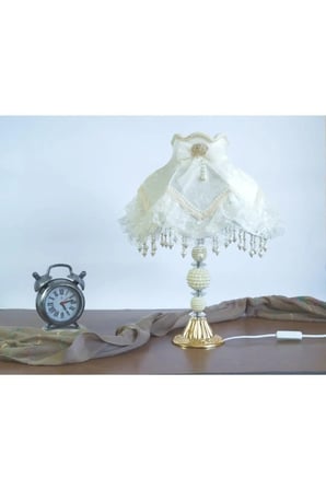 Beyaz Kadife Çiçek Süslemeli Dantelli Başlık İncili Gold Ayaklı Klasik Model Abajur 55x25cm