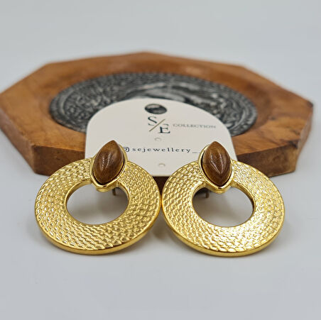 Gold Renk Ahşap Görünümlü Damla Taş Detaylı Çivi Küpe