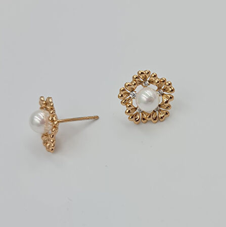 İnci ve Zirkon Taş Detaylı Çiçek Küpe – Rose Gold Xuping, Kararmaz, Zarif ve Işıltılı (1,4 x 1,4 cm)