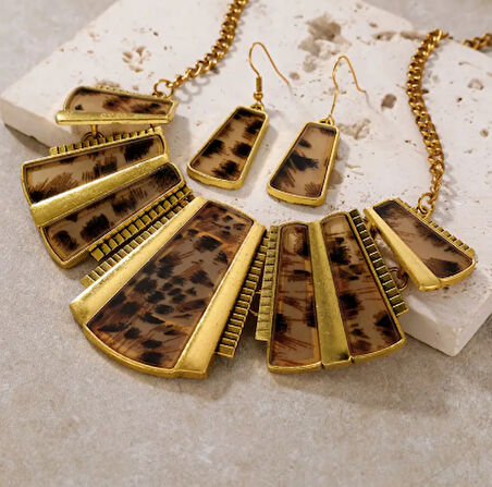 Leopar Desenli Gold Detaylı Şık Gösterişli Kadın Kolye Küpe Set