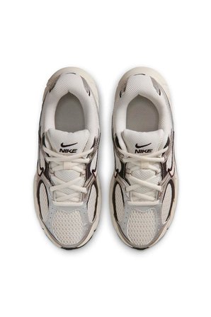 Nike V5 RNR HQ6411-005 Beyaz/Siyah Kadın Günlük Spor Ayakkabı