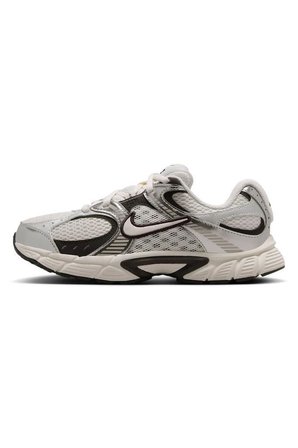 Nike V5 RNR HQ6411-005 Beyaz/Siyah Kadın Günlük Spor Ayakkabı