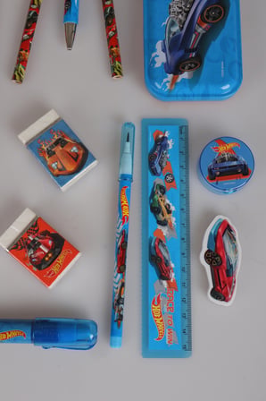 x Dekomus Lisanslı Hotwheels 13 Parça Kırtasiye Seti Makas,Metal Kalem Kutusu,Cetvel,Kalem