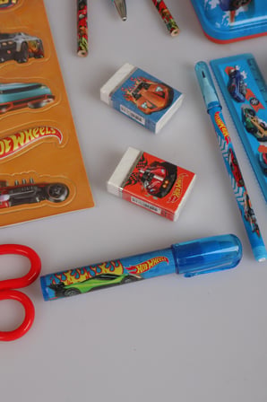 x Dekomus Lisanslı Hotwheels 13 Parça Kırtasiye Seti Makas,Metal Kalem Kutusu,Cetvel,Kalem