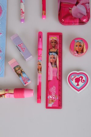x Dekomus Lisanslı Barbie 12 Parça Kırtasiye Seti Kalem Kutusu,Ponponlu Geçmeli Kalem,Ponponlu Geçmeli Kalem ve Basmalı Silgi Seti
