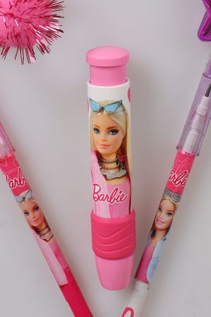 x Dekomus Lisanslı Barbie Ponponlu Geçmeli Kalem,Ponponlu Geçmeli Kalem ve Basmalı Silgi Seti