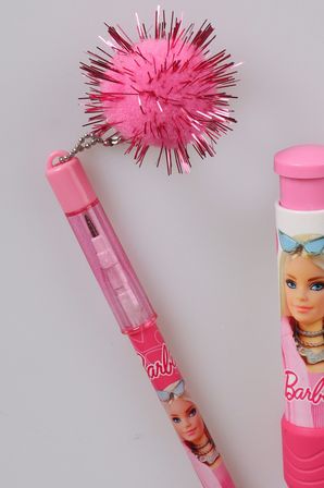 x Dekomus Lisanslı Barbie Ponponlu Geçmeli Kalem,Ponponlu Geçmeli Kalem ve Basmalı Silgi Seti