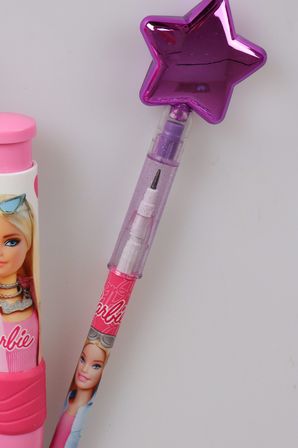 x Dekomus Lisanslı Barbie Ponponlu Geçmeli Kalem,Ponponlu Geçmeli Kalem ve Basmalı Silgi Seti
