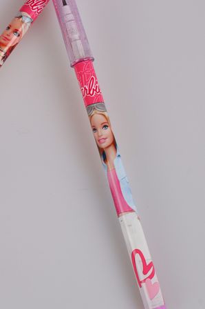 x Dekomus Lisanslı Barbie Silgili Geçmeli Kalem Tek Adet