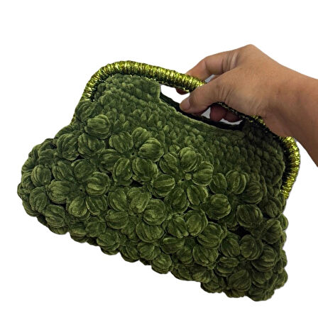 El Yapımı Yeşil Çiçekli Kadife Tığ İşi Tasarımcı Çantası – Benzersiz ve Gösterişli Bir Parça