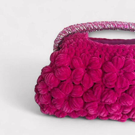 El Yapımı Fuşya Macenta Kadife Tığ İşi Tasarımcı Çantası – Benzersiz ve Gösterişli Bir Parça