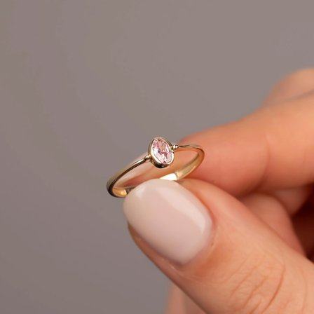 Oval Pembe Taşlı 14 Ayar Altın Yüzük