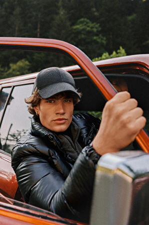 Erkek Siyah Standart Fit Normal Kesim Dik Yaka Su Ve Soğuk Geçirmez Isı Tutucu Parlak Mont