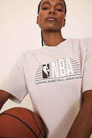 DeFactoFit NBA Wordmark Oversize Geniş Kalıp Bisiklet Yaka Pike Kısa Kollu Tişört D6121AX25SPBG745