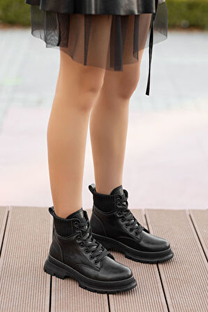 OMERA Siyah Cilt Bağcık Detaylı Kadın Bot 