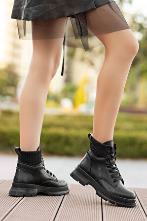 OMERA Siyah Cilt Bağcık Detaylı Kadın Bot 