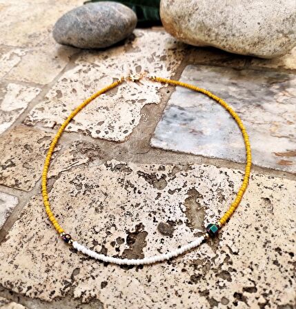 GOLD KAPLAMA HOLOGRAM HEMATİT DETAY SARI-BEYAZ BONCUK KOLYE