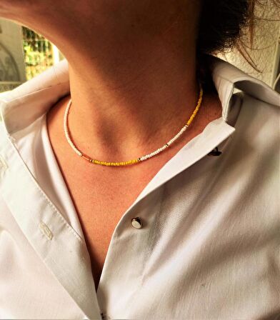 GOLD KAPLAMA SİLİNDİR TURUNCU SEDEF TAŞI DETAY SARI-BEYAZ BONCUK KOLYE-KOL108