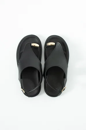 Kadın Parmak Arası Metal Detaylı Kalın Taban Flat Sandalet