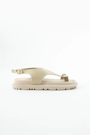 Kadın Parmak Arası Metal Detaylı Kalın Taban Flat Sandalet
