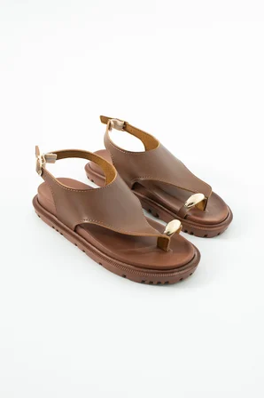 Kadın Parmak Arası Metal Detaylı Kalın Taban Flat Sandalet