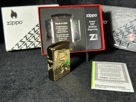 Orijinal Zippo Çakmak 49108  Armor 360 Fleur-De-Lis Design Gold Plated