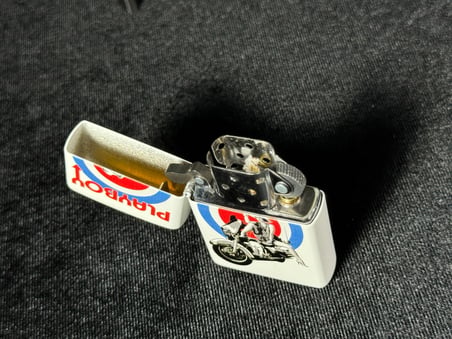 Orijinal Zippo Çakmak 2.003.109 Lighter Matt White Playboy Bullseye Collection 2012 Harley Davidson Kadın