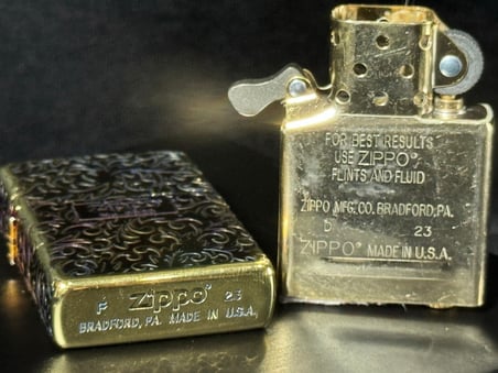 Orijinal 2023 Zippo Çakmak Klasik Arabesk Logolu Oksitlenmiş Altın Kaplama 5 Yüzey Oymalı Japonya Sınırlı Üretim"