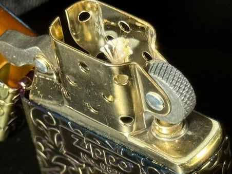 Orijinal 2023 Zippo Çakmak Klasik Arabesk Logolu Oksitlenmiş Altın Kaplama 5 Yüzey Oymalı Japonya Sınırlı Üretim"