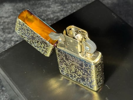 Orijinal 2023 Zippo Çakmak Klasik Arabesk Logolu Oksitlenmiş Altın Kaplama 5 Yüzey Oymalı Japonya Sınırlı Üretim"