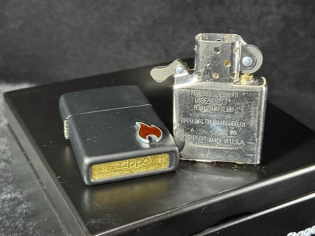 2020 Zippo Siyah Matt Zippo Alevi Amblemli Plakalı