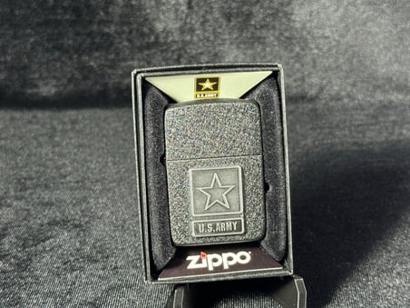 Orijinal Zippo Çakmak 1941 Replica U.S. Army Pewter Emblem Black Crackle Lighter