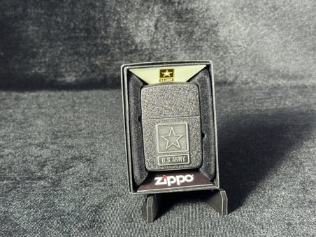 Orijinal Zippo Çakmak 1941 Replica U.S. Army Pewter Emblem Black Crackle Lighter