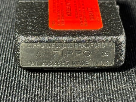 Orijinal Zippo Çakmak 1941 Replica U.S. Army Pewter Emblem Black Crackle Lighter