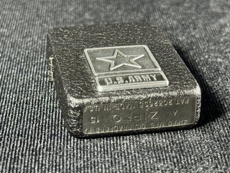 Orijinal Zippo Çakmak 1941 Replica U.S. Army Pewter Emblem Black Crackle Lighter