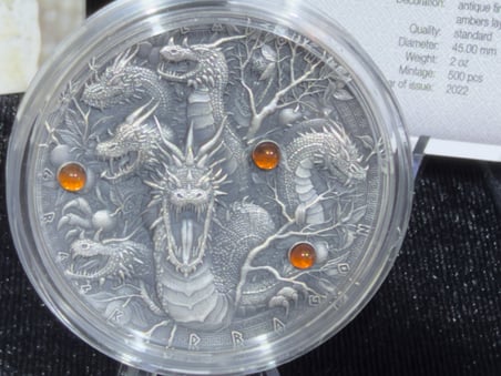 2022 Niue Greek Dragon – 2 Oz 999 Saf Gümüş Sikke – 2 Dolar – Kehribar Taşlı – Antique Finish – 500 Adet Limitli – Mennica Polska