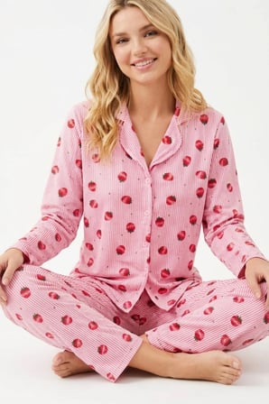 Çilek Desenli Milano Örme Önden Düğmeli Gömlek Yaka Uzun Kollu Pijama Takımı