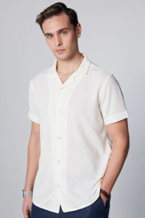 Erkek Slim Fit Dar Kesim Kısa Kollu Nefes Alan Örme Doku Kare Desenli Beyaz Apaş Yaka Gömlek